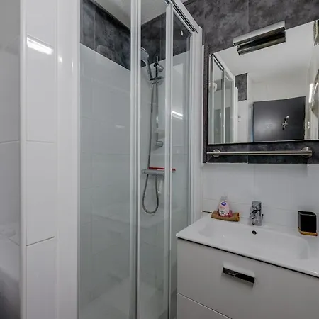 With Wifi, Air Conditioning And Pool